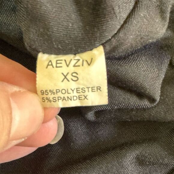 Aevziv Women's XS Black V-Neck Crop Top with Ring Detail Sleeveless - Picture 4 of 5